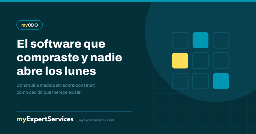 Cuadrícula de nueve bloques con solo tres iluminados en turquesa, marca myCDO